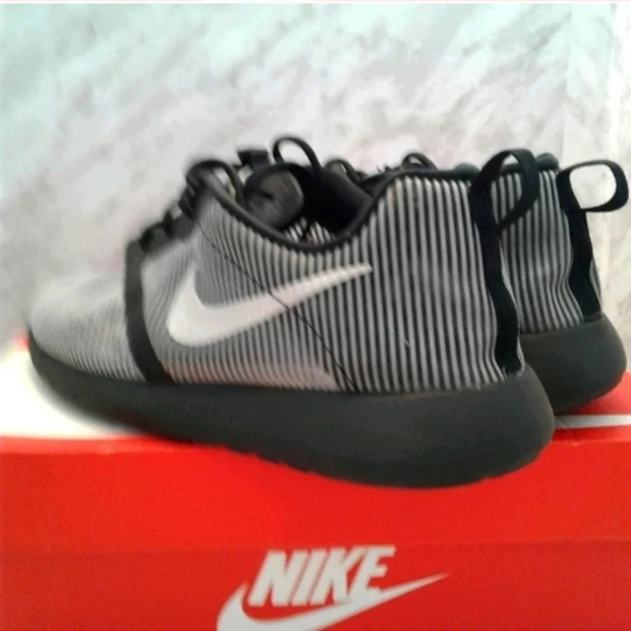 NIKE ROSHE ONE FLIGHT WEIGHT 5.5Y womens sz 7 Running Shoes Black silver vented - Picture 6 of 6